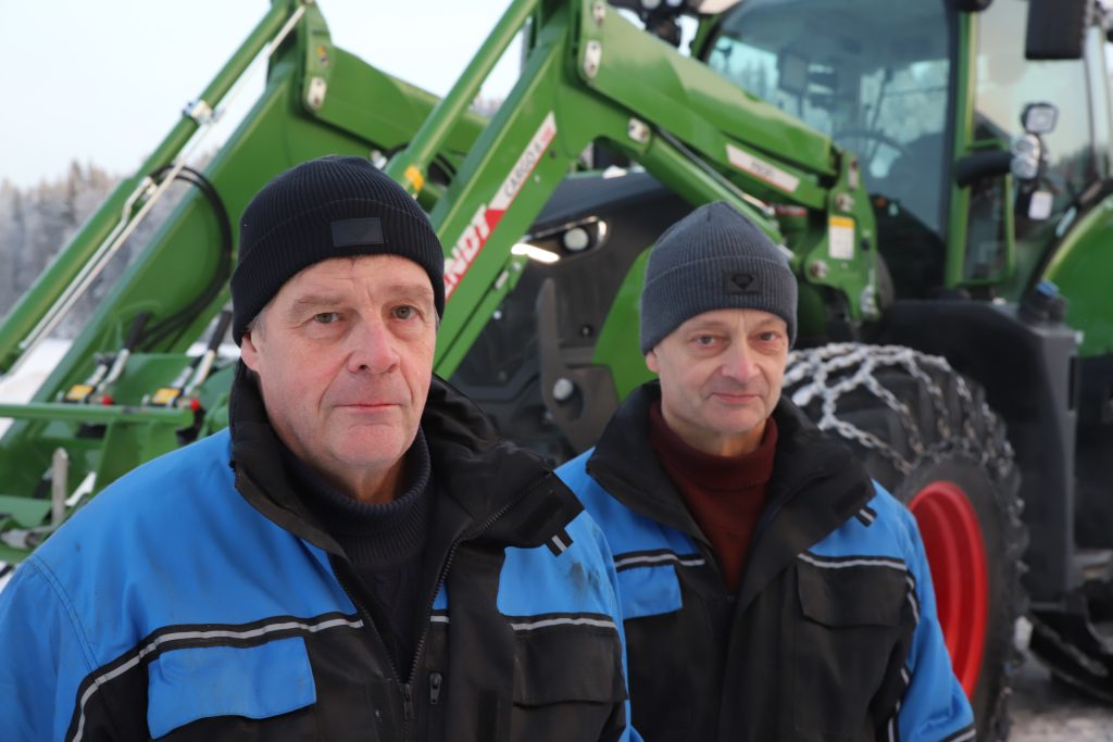 Veljekset Vesa ja Ari-Pekka Hirvonen. Taustalla Fendt Fendt 728 Vario -traktori.