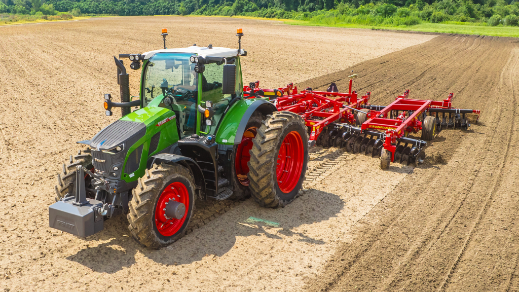 Fendt 600 tractor on the field