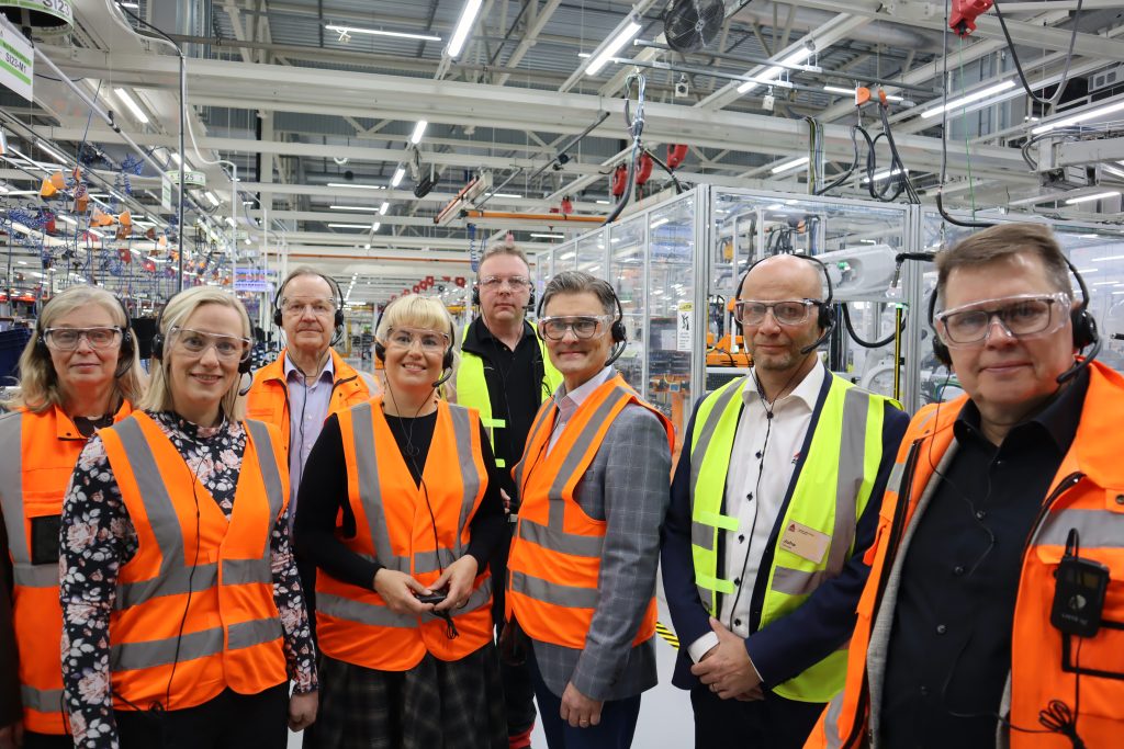 Nokian ja AGCO Powerin johtoa AGCO Powerin moottorikokoonpanossa.