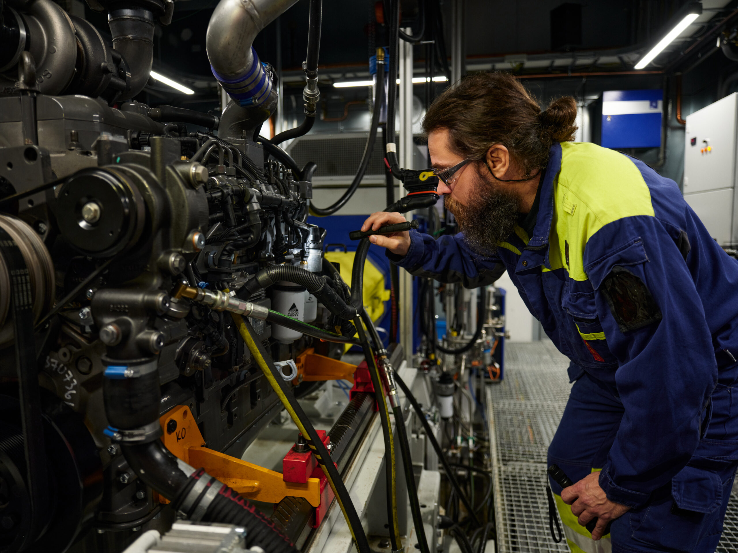 Moottoriasentaja Juha Kuusinen koekäyttää kunnostettua AGCO Power Reman -moottoria.