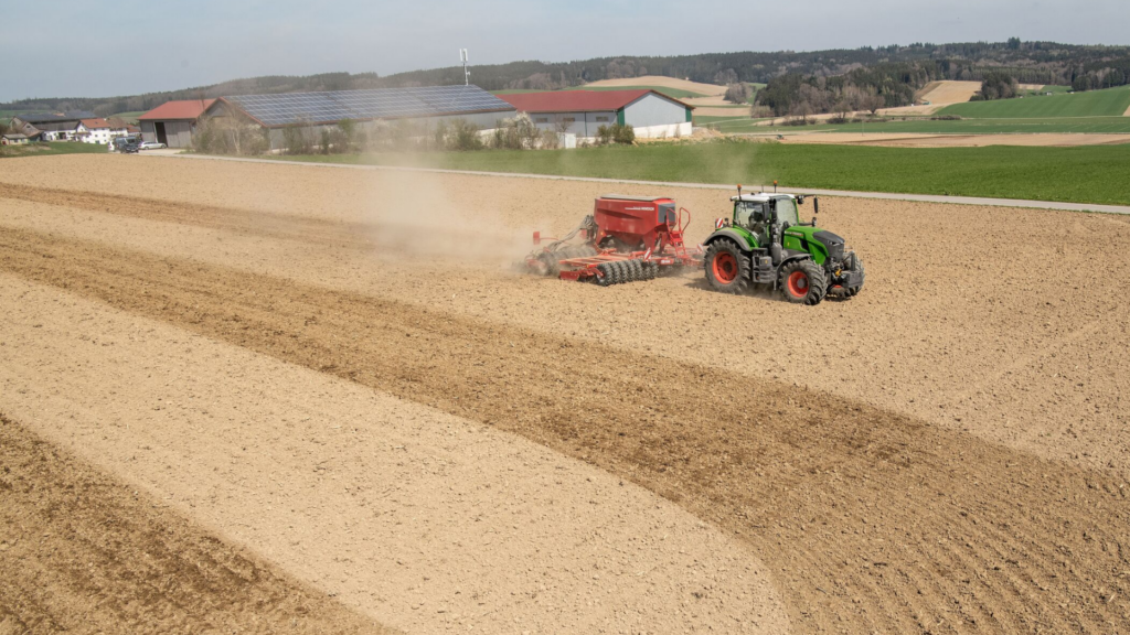 Fendt Vario tractor with AGCO Power CORE engine on the field